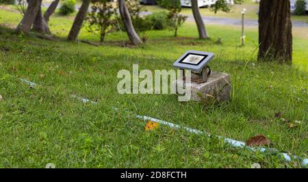 LED-Landschaftsbeleuchtung auf dem Rasen im Garten. Stockfoto