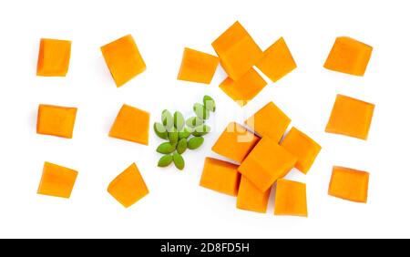Kreatives Layout aus Kürbis Stücke in einem Würfel geschnitten Scheiben isoliert auf weißem Hintergrund. Kürbismuster Stockfoto