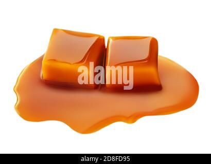 Karamellbonbons und Karamellsauce isoliert auf weißem Hintergrund. Golden Butterscotch Toffees aus nächster Nähe Stockfoto