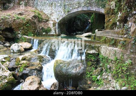 Felsige Brücke von Candalla über den Fluss Gewässer in der Toskanische Berge in italien im Sommer Stockfoto