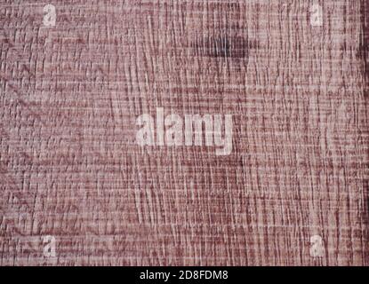 Natürliches Mahagoni, raue Oberfläche aus rotem Holz Nahaufnahme. Hintergrund, Textur. Stockfoto