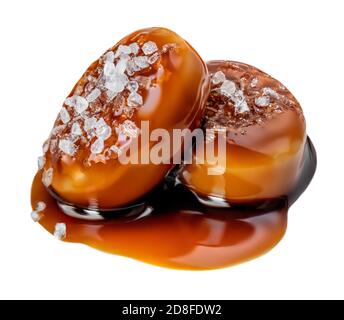 Karamell Bonbons und Sauce auf weißem Hintergrund. Gesalzenes Karamell aus nächster Nähe Stockfoto