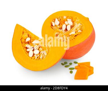 Orange Kürbis isoliert auf weißem Hintergrund. Dekorative Kürbis in einer Hälfte geschnitten und in Scheiben geschnitten Nahaufnahme Stockfoto