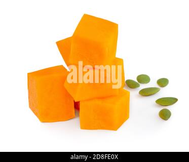 Kürbisstücke mit Samen isoliert auf weißem Hintergrund. Gewürfelter Kürbis, Nahaufnahme. Stockfoto