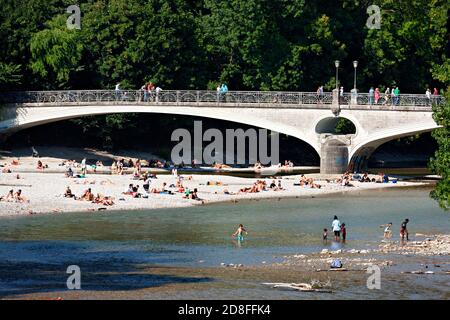 Menschen, die Sommerwetter genießen, Isar/ Mariannen Fußgängerbrücke, München, Oberbayern, Deutschland Stockfoto