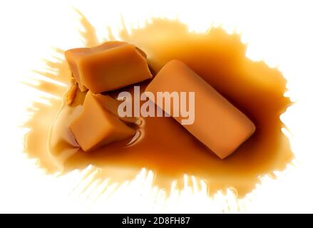 Weiche hausgemachte gesalzene Karamell Brocken isoliert auf weißem Hintergrund. Golden Butterscotch Toffee Süßigkeiten Karamelle Makro. Draufsicht Stockfoto