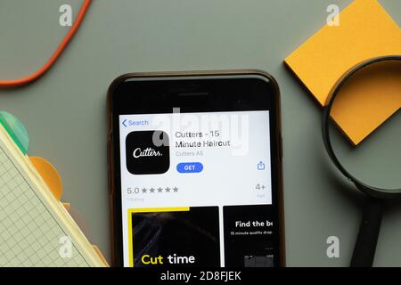 New York, USA - 26. Oktober 2020: Cutters 15 Minute Haarschnitt mobile App-Logo auf dem Handy-Bildschirm Nahaufnahme, illustrative Editorial Stockfoto