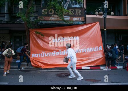 Bangkok, Thailand. Okt. 2020. Demonstranten hängen ein Transparent, auf dem steht, dass die Finanzdaten der Monarchie während der Demonstration überprüfbar sein müssen.Tausende von prodemokratischen Demonstranten gingen in Silom auf die Straße und forderten den Rücktritt des thailändischen Premierministers und die Reform der Monarchie. Der Protest wurde von der Free Youth Group unter dem Motto „People's Runway“ organisiert, mit einem modischen 'roten Teppich', Tanz, Performance, Show und Musik. Kredit: SOPA Images Limited/Alamy Live Nachrichten Stockfoto