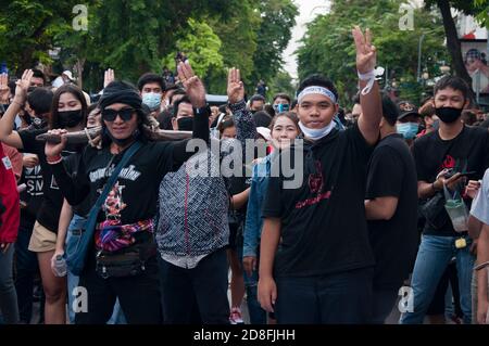 Bangkok, Thailand. Okt. 2020. Demonstranten halten während der Demonstration drei Finger hoch.Tausende von pro-demokratischen Demonstranten gingen in Silom auf die Straße und forderten den Rücktritt des thailändischen Premierministers und die Reform der Monarchie. Der Protest wurde von der Free Youth Group unter dem Motto „People's Runway“ organisiert, mit einem modischen 'roten Teppich', Tanz, Performance, Show und Musik. Kredit: SOPA Images Limited/Alamy Live Nachrichten Stockfoto