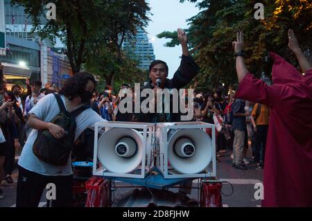 Bangkok, Thailand. Okt. 2020. Protestführer (m) grüßt drei Finger, während er während der Demonstration mit Unterstützern spricht.Tausende von prodemokratischen Demonstranten gingen in Silom auf die Straße und forderten den Rücktritt des thailändischen Premierministers und die Reform der Monarchie. Der Protest wurde von der Free Youth Group unter dem Motto „People's Runway“ organisiert, mit einem modischen 'roten Teppich', Tanz, Performance, Show und Musik. Kredit: SOPA Images Limited/Alamy Live Nachrichten Stockfoto