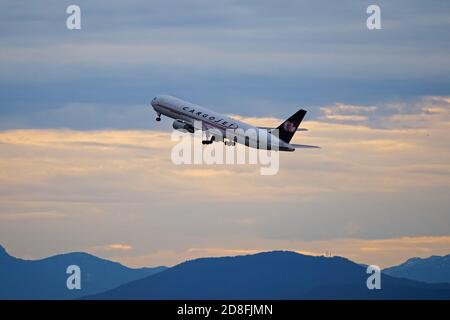 Richmond, British Columbia, Kanada. Mai 2020. Ein Cargojet Airways Boeing 767-300ER (C-GUAJ), der nach dem Start vom Vancouver International Airport in die Luft fliegt. Quelle: Bayne Stanley/ZUMA Wire/Alamy Live News Stockfoto