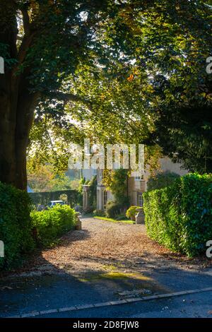 Der alte Pfarrhof im späten Nachmittag Herbstlicht. Sheepscombe, Cotswolds. Gloucestershire, England Stockfoto