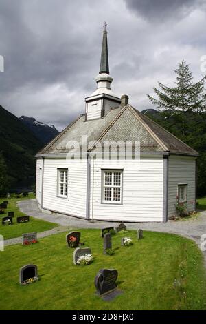 Geiranger Kirche & Friedhof, Geiranger Dorf, Geirangerfjord, nördlichen Fjord Region, Norwegen, Skandinavien Stockfoto