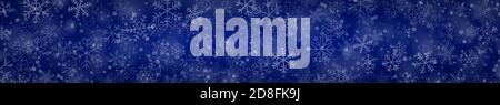 Weihnachts-Banner von Schneeflocken in verschiedenen Formen, Größen und Transparenz auf blauem Hintergrund Stock Vektor