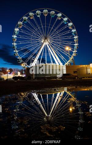 Hannover, Deutschland. Oktober 2020. Beim Herbstspaß in Hannover leuchtet ein Riesenrad vor dem Abendhimmel. Quelle: Peter Steffen/dpa/Alamy Live News Stockfoto