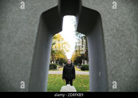 Köln, Deutschland. Oktober 2020. Christoph Kuckelkorn, Begräbnisdirektor und Karnevalspräsident, steht hinter einer Skulptur auf dem Melatenfriedhof. (An dpa 'mit Faschingspräsident Christoph Kuckelkorn im Melatenfriedhof') Quelle: Oliver Berg/dpa/Alamy Live News Stockfoto