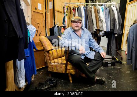 Berlin, Deutschland. Oktober 2020. Walter Plathe, Schauspieler, sitzt zwischen den Szenen im Schiller Theater. Jahrelang spielte er den 'Country Doctor' im ZDF. Jetzt wird der Berliner Schauspieler Walter Plathe 70 (zu 'dem echten 'Landarzt': Walter Plathe wird 70') Credit: Christoph Soeder/dpa/Alamy Live News Stockfoto