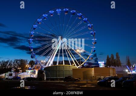 Hannover, Deutschland. Oktober 2020. Beim Herbstspaß in Hannover leuchtet ein Riesenrad vor dem Abendhimmel. Quelle: Peter Steffen/dpa/Alamy Live News Stockfoto