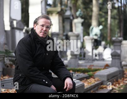 Köln, Deutschland. Oktober 2020. Christoph Kuckelkorn, Bestattungsdirektor und Karnevalspräsident, sitzt auf dem Melatenfriedhof bei Gräbern. (An dpa 'mit Faschingspräsident Christoph Kuckelkorn im Melatenfriedhof') Quelle: Oliver Berg/dpa/Alamy Live News Stockfoto