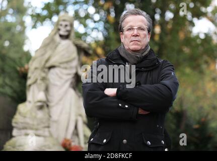 Köln, Deutschland. Oktober 2020. Christoph Kuckelkorn, Bestattungsdirektor und Karnevalspräsident, steht an einem Grab im Melatenfriedhof. (An dpa 'mit Faschingspräsident Christoph Kuckelkorn im Melatenfriedhof') Quelle: Oliver Berg/dpa/Alamy Live News Stockfoto