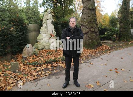 Köln, Deutschland. Oktober 2020. Christoph Kuckelkorn, Bestattungsdirektor und Karnevalspräsident, steht an einem Grab im Melatenfriedhof. (An dpa 'mit Faschingspräsident Christoph Kuckelkorn im Melatenfriedhof') Quelle: Oliver Berg/dpa/Alamy Live News Stockfoto