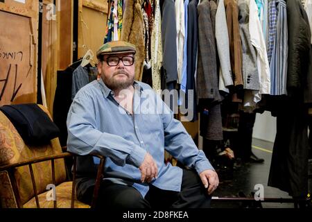 Berlin, Deutschland. Oktober 2020. Walter Plathe, Schauspieler, sitzt im Schiller Theater zwischen den Kulissen und Kostümen. Jahrelang spielte er den 'Country Doctor' im ZDF. Jetzt ist der Berliner Schauspieler Walter Plathe 70. (Zu 'dem echten 'Landarzt': Walter Plathe wird 70') Quelle: Christoph Soeder/dpa/Alamy Live News Stockfoto