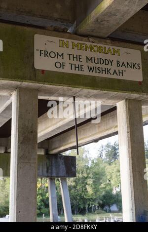 Unter der Young Street Bridge im Kurt Cobain Memorial Park in Aberdeen, WA, USA, befindet sich eine Tafel, die einen der Albumtitel von Nirvana verfasste. Stockfoto