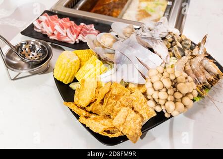 Steamboat Hotpot Mahlzeit mit luxuriösen Meeresfrüchten in Scheiben geschnitten Fleisch Zutaten Stockfoto