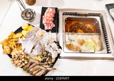 Steamboat Hotpot Mahlzeit mit luxuriösen Meeresfrüchten in Scheiben geschnitten Fleisch Zutaten Stockfoto