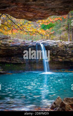 Falling Beauty Waterfall auch als Falling Water Waterfall bekannt ist ein Naturwunder im Ozark National Forest, Arkansas. Stockfoto