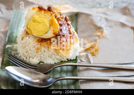 Einfache authentische Nasi Lemak Bungkus mit Bananenblatt umwickelt Stockfoto