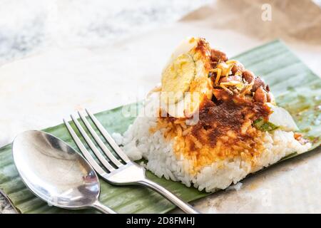 Einfache authentische Nasi Lemak Bungkus mit Bananenblatt umwickelt Stockfoto