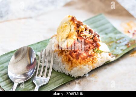 Einfache authentische Nasi Lemak Bungkus mit Bananenblatt umwickelt Stockfoto