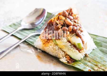 Einfache authentische Nasi Lemak Bungkus mit Bananenblatt umwickelt Stockfoto