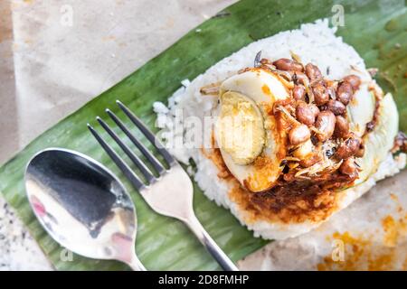 Einfache authentische Nasi Lemak Bungkus mit Bananenblatt umwickelt Stockfoto