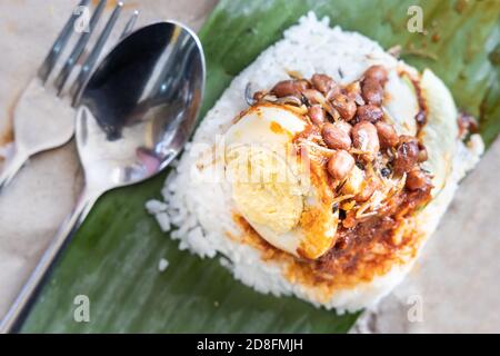 Einfache authentische Nasi Lemak Bungkus mit Bananenblatt umwickelt Stockfoto