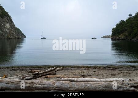 Zwei Boote liegen in Watmough Bay auf Lopez Island, Washington, USA Stockfoto