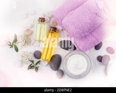 Spa-Accessoires mit Steinen, Zusammensetzung der Spa-Behandlung auf dem Tisch bunten Hintergrund. Stockfoto