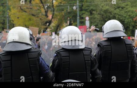 Gruppe der polnischen Polizei steht gegenüber der Menge der Demonstranten während der Anti-Regierung-Demonstration. Stockfoto