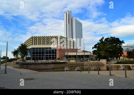 Chemnitzer Stadtzentrum mit blauem und weißem Himmel. Zentrum von Chemnitz und bekanntes und berühmtes Hotelgebäude Stockfoto