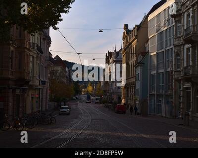 Freiburg, Baden-Württemberg, Deutschland - 10/25/2020: Einkaufsstraße Kaiser-Joseph-Straße an einem Sonntagmorgen mit geschlossenen Geschäften und Straßenbahn. Stockfoto