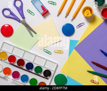 Schreibwaren für das Studium in der Schule liegt auf blau. Zurück zur Schule. Bücher und Lehrbuch, Apfelmaterial für Kreativität. Draufsicht Stockfoto