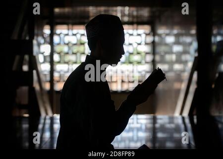 Indonesische Moslems beten in der Istiqlal Moschee, Jakarta, Indonesien am 2015-07-08 Stockfoto