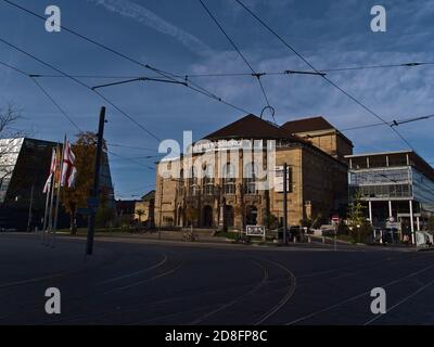 Freiburg, Baden-Württemberg, Deutschland - 10/25/2020: Vorderansicht des historischen Freiburger Theaters (Stadttheater Freiburg) im herbstlichen Morgenlicht. Stockfoto