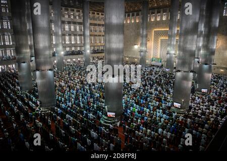 Indonesische Moslems beten in der Istiqlal Moschee, Jakarta, Indonesien am 2015-07-08 Stockfoto