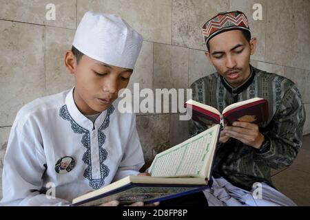 Indonesische Moslems beten in der Istiqlal Moschee, Jakarta, Indonesien am 2015-07-08 Stockfoto