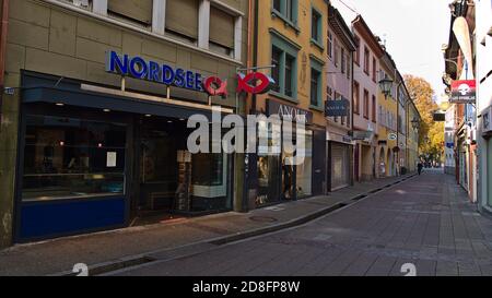 Freiburg, Baden-Württemberg, Deutschland - 10/25/2020: Filiale der Fast-Food-Kette Nordsee (auf Meeresfrüchte spezialisiert) in verlassenen engen Gasse. Stockfoto