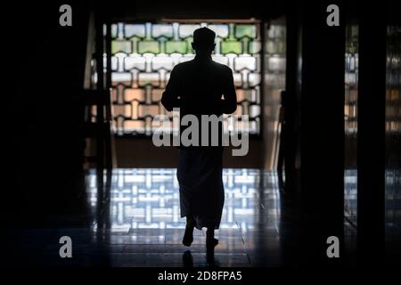 Indonesische Moslems beten in der Istiqlal Moschee, Jakarta, Indonesien am 2015-07-08 Stockfoto