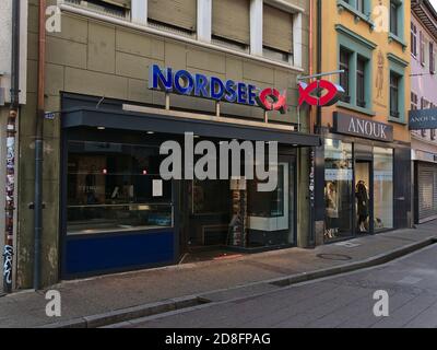 Freiburg, Baden-Württemberg, Deutschland - 10/25/2020: Vorderansicht eines Zweiges der Fast-Food-Kette Nordsee (Nordsee, spezialisiert auf Meeresfrüchte). Stockfoto