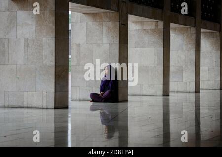 Indonesische Moslems beten in der Istiqlal Moschee, Jakarta, Indonesien am 2015-07-08 Stockfoto